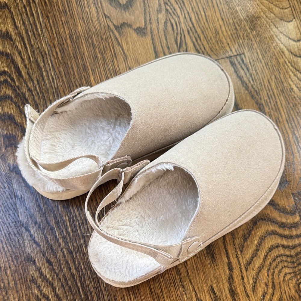 Slippers (similar to Uggs)